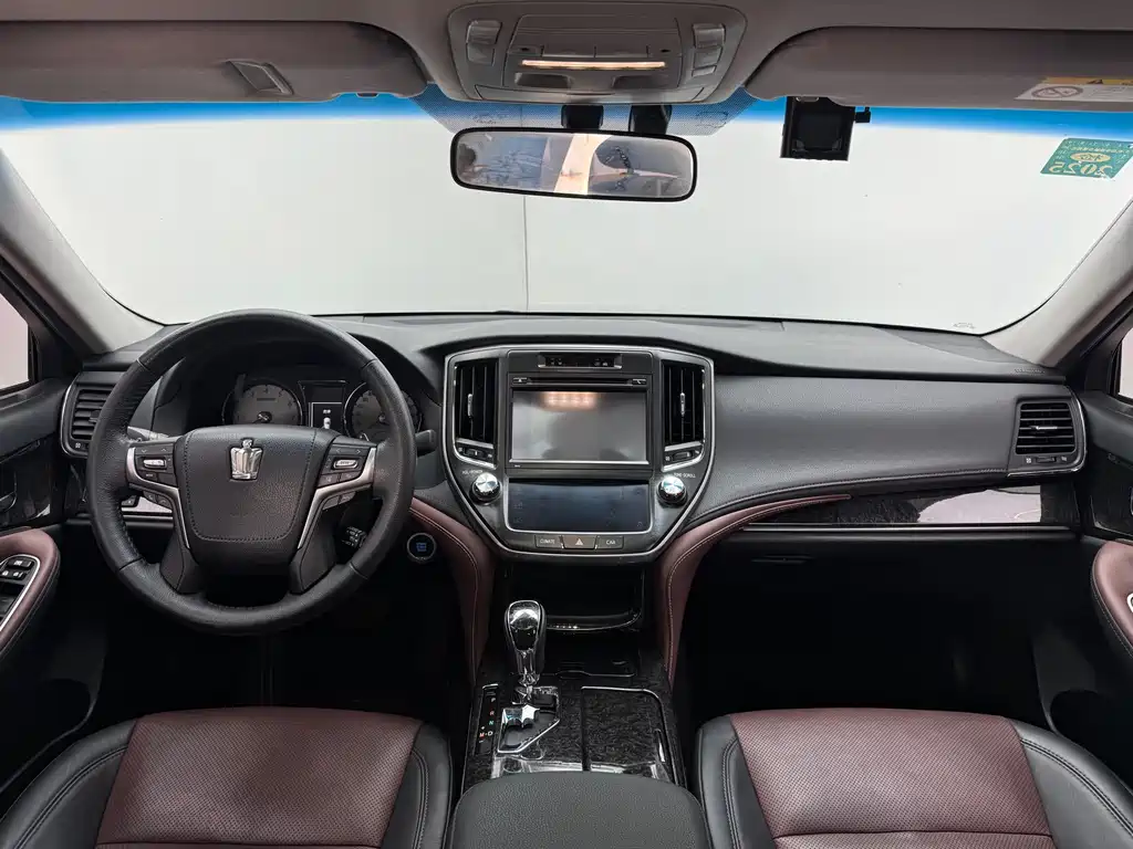Toyota Crown — фото 18