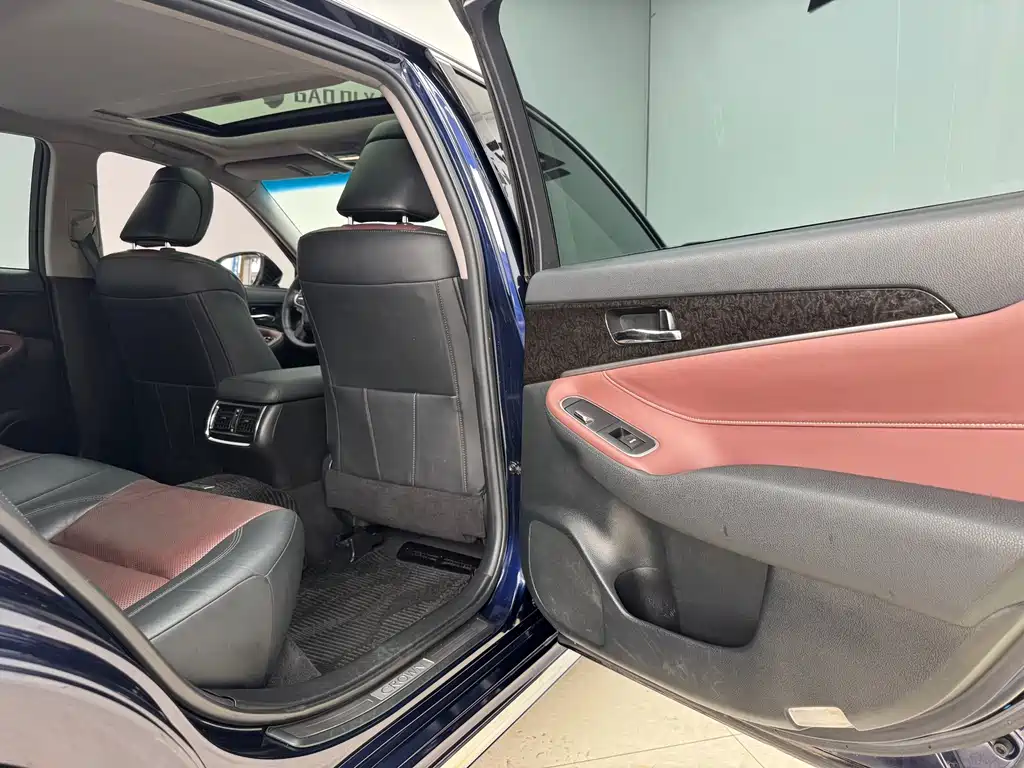 Toyota Crown — фото 10