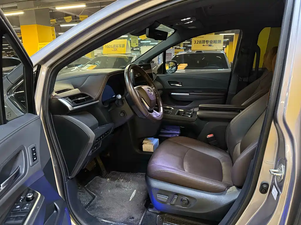 Toyota Sienna — фото 2