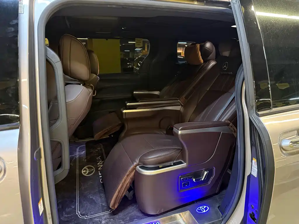 Toyota Sienna — фото 3