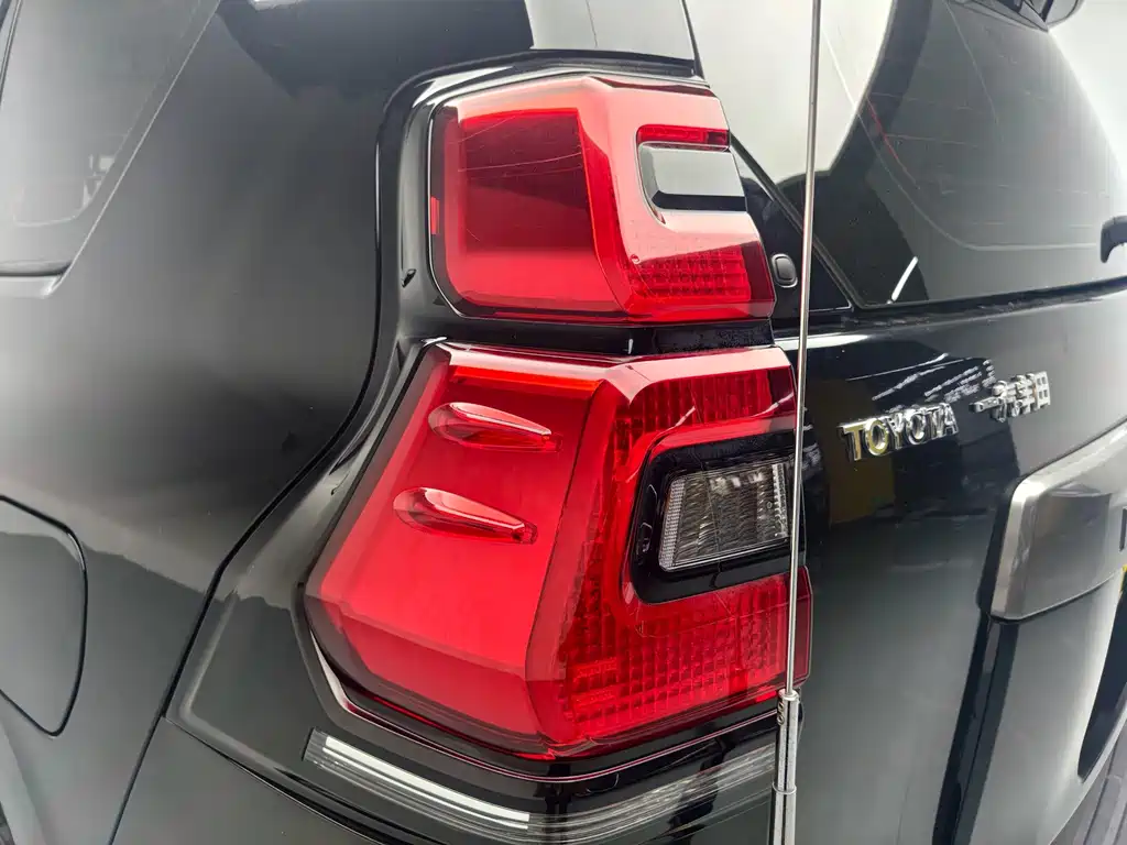 Toyota Prado — фото 10