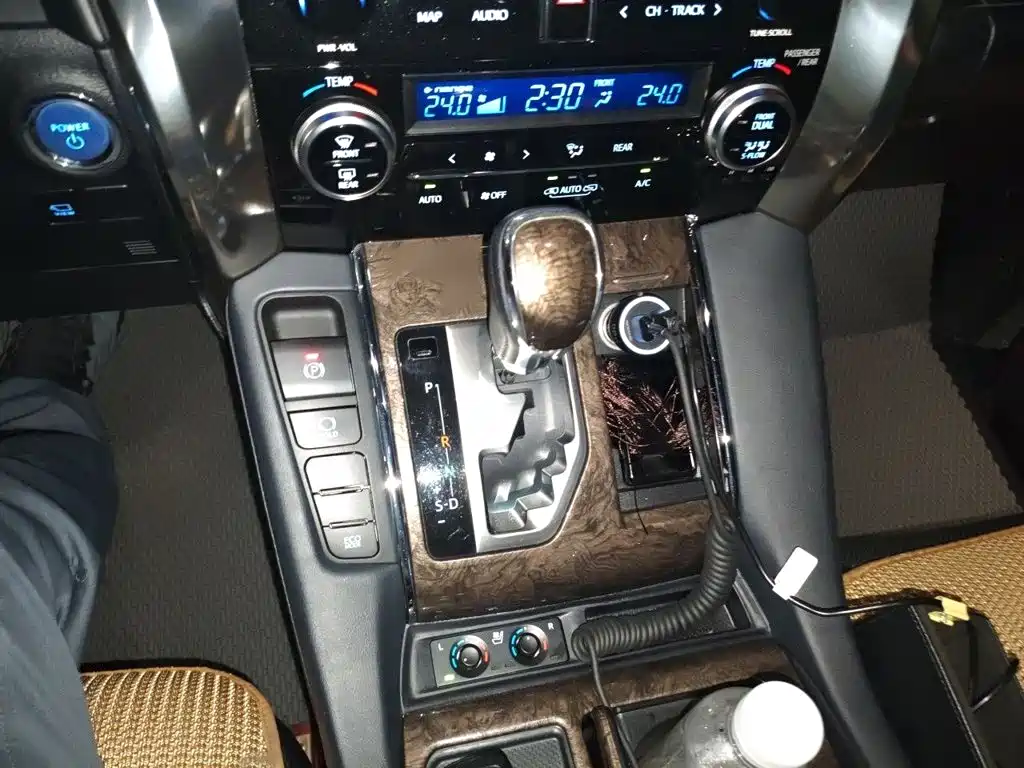 Toyota Alphard — фото 7