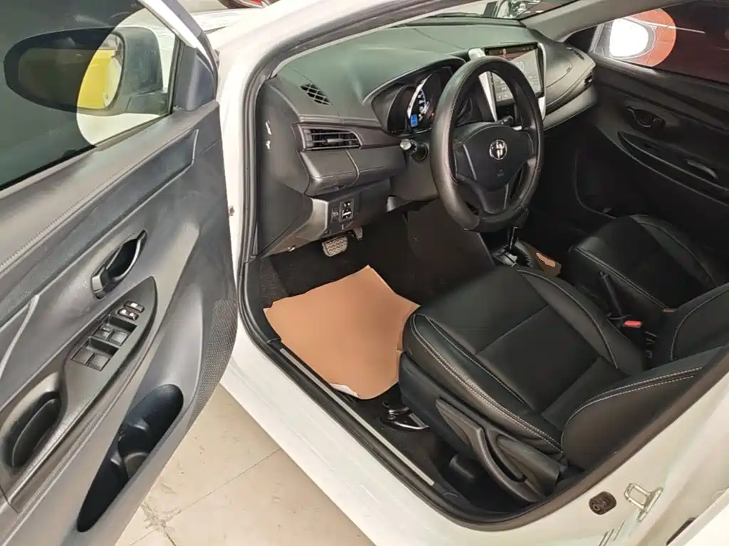 Toyota Yaris L — фото 11