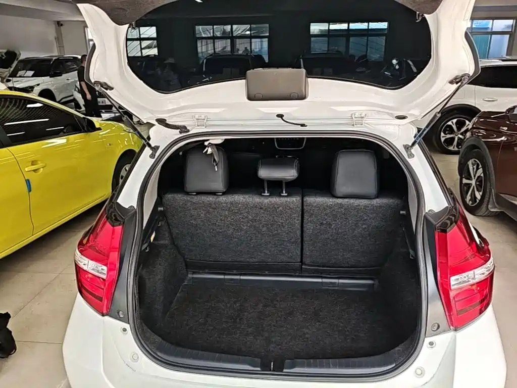 Toyota Yaris L — фото 14