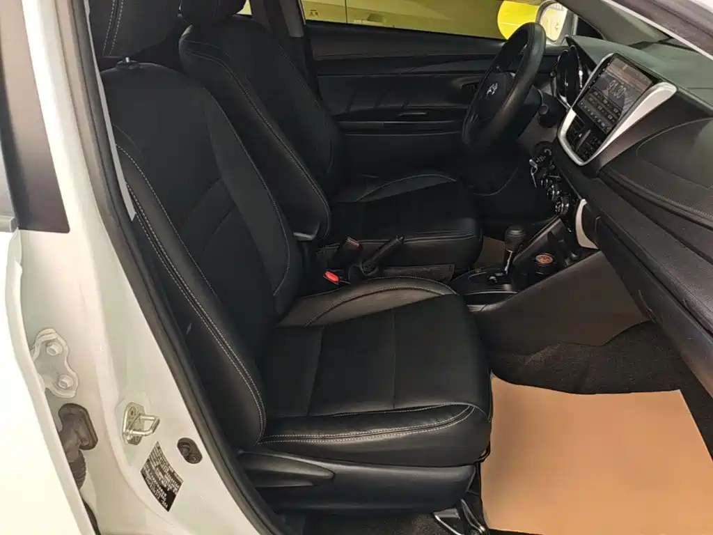 Toyota Yaris L — фото 19