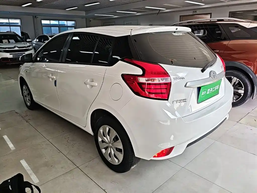 Toyota Yaris L — фото 5