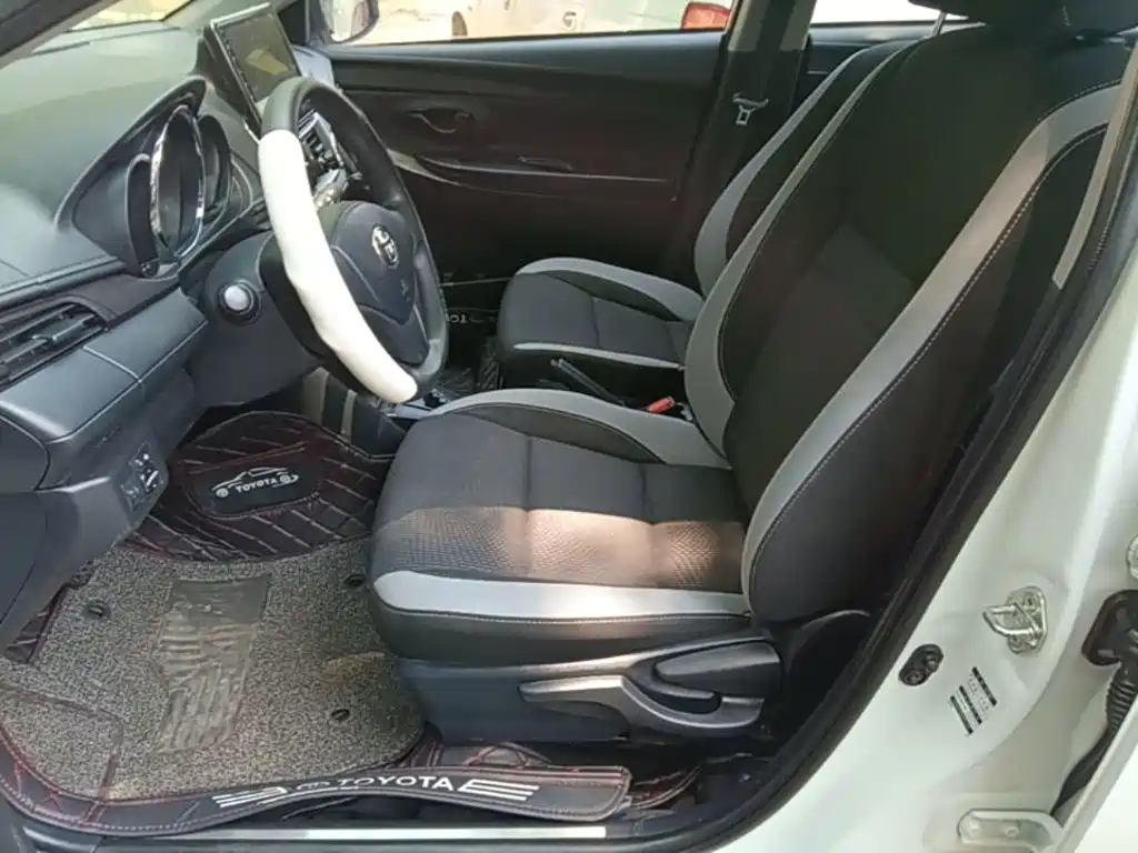 Toyota Yaris L — фото 11