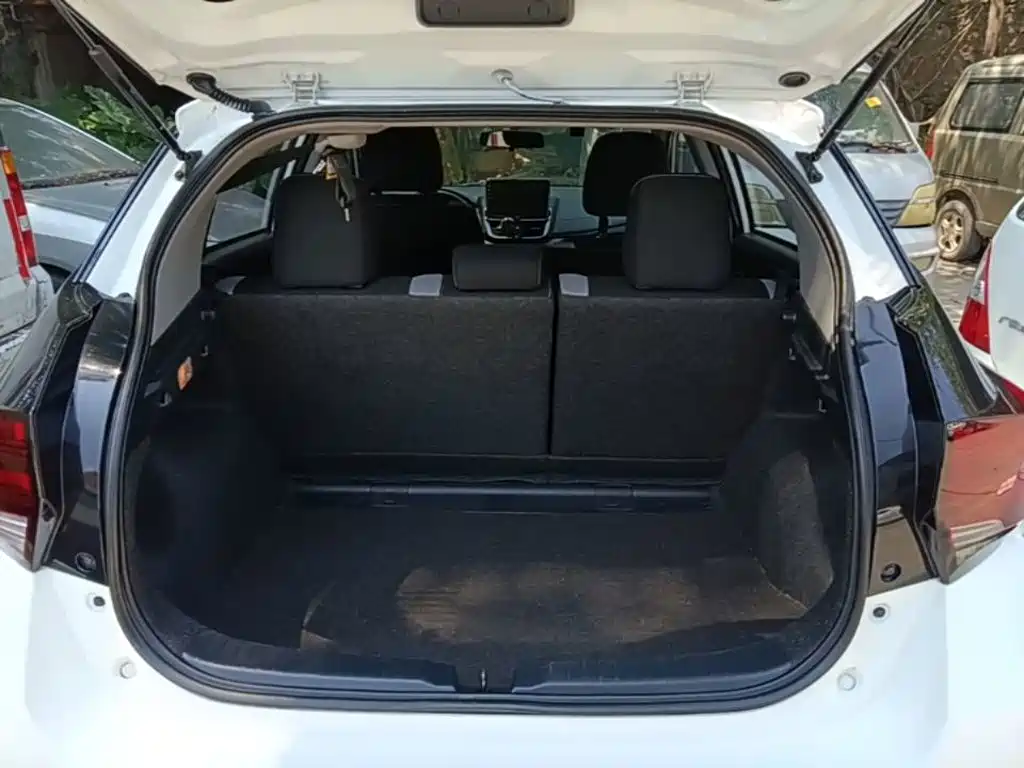 Toyota Yaris L — фото 15