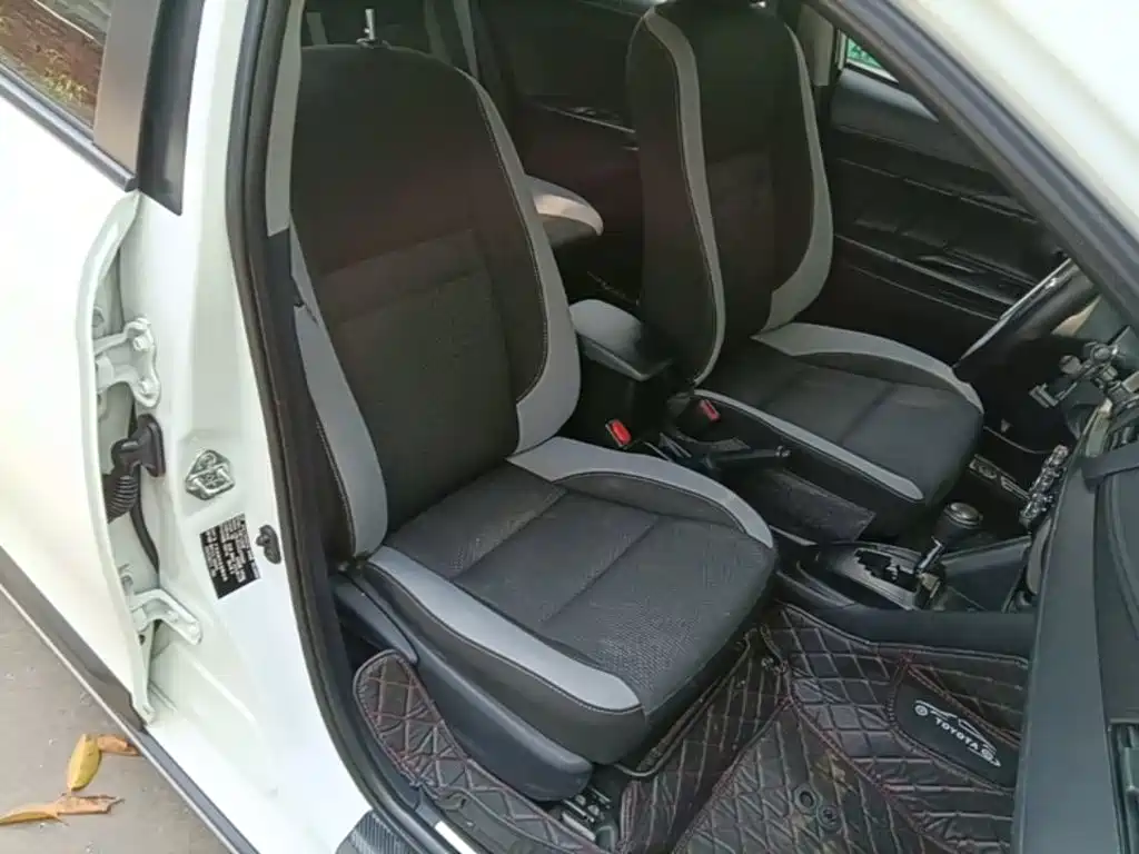 Toyota Yaris L — фото 20