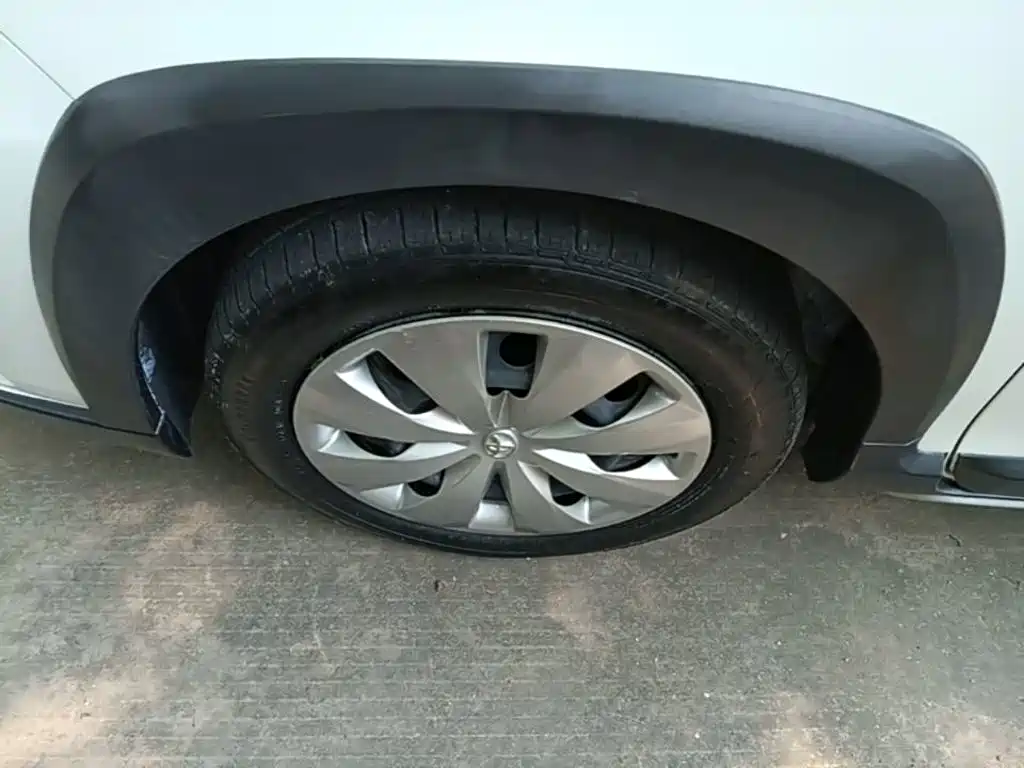 Toyota Yaris L — фото 25