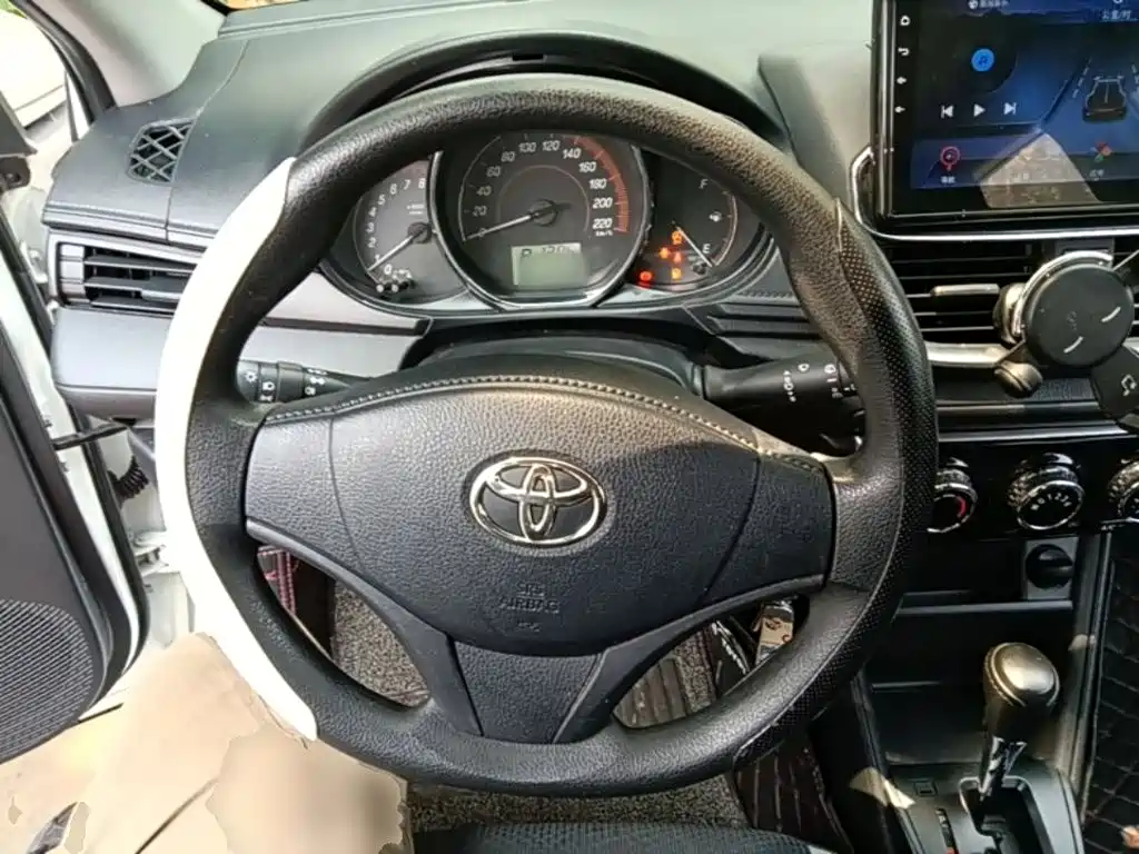 Toyota Yaris L — фото 7