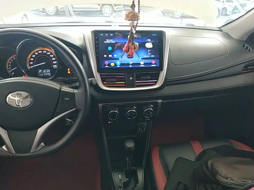 Toyota Yaris L — фото 13