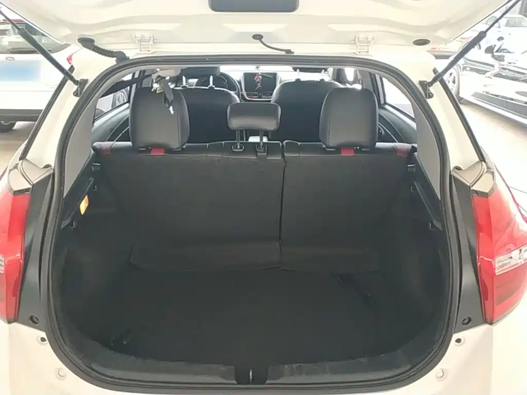 Toyota Yaris L — фото 19