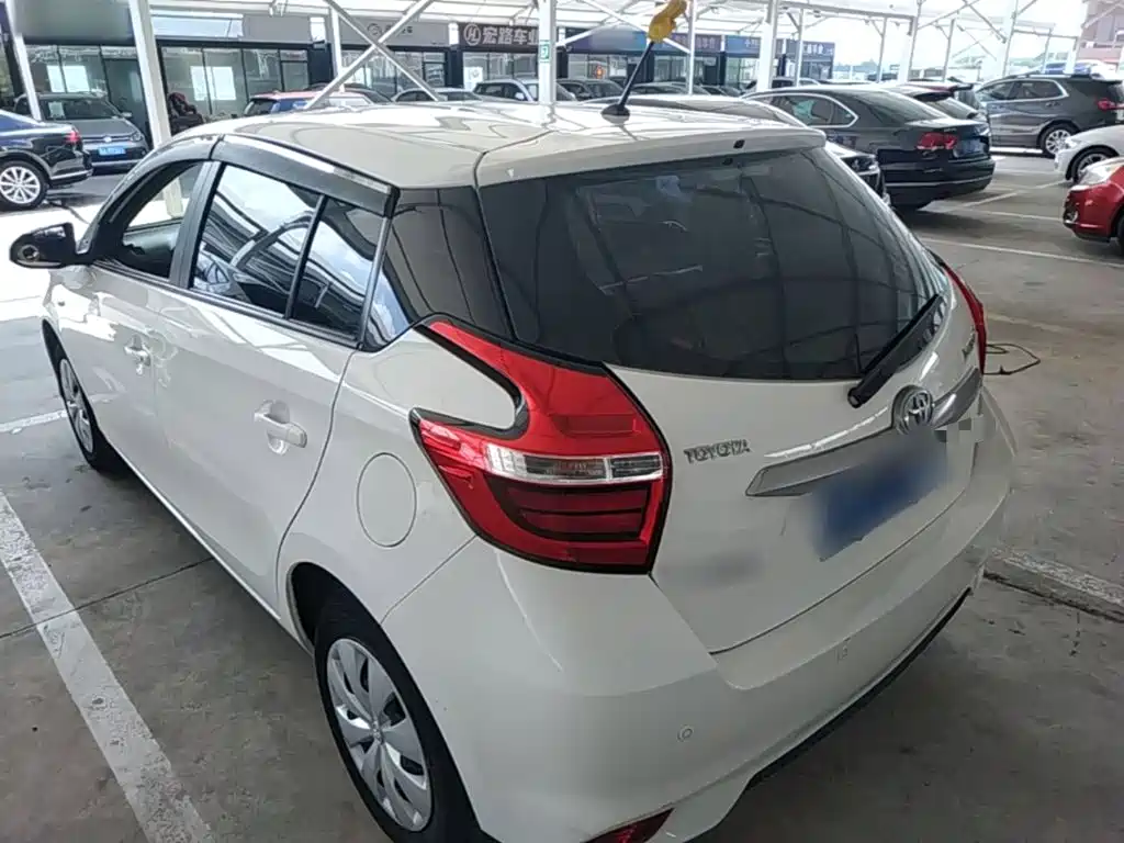 Toyota Yaris L — фото 5