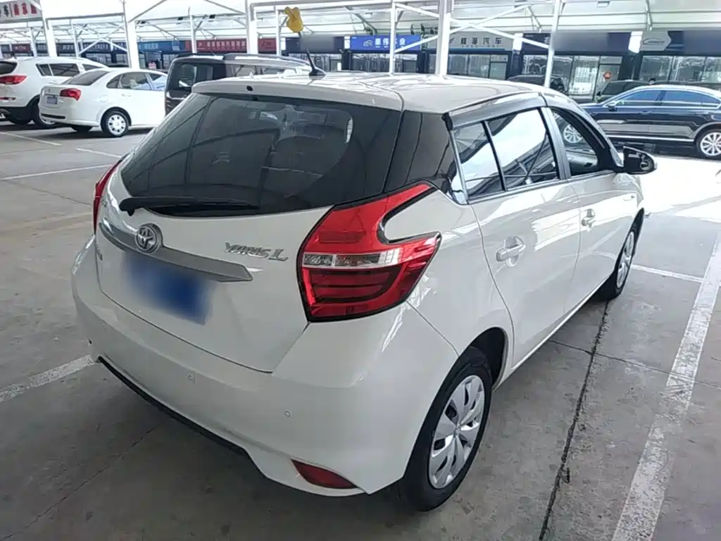 Toyota Yaris L — фото 7