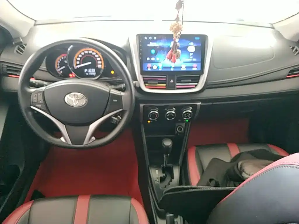 Toyota Yaris L — фото 10