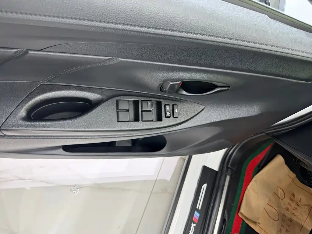 Toyota Yaris L — фото 13