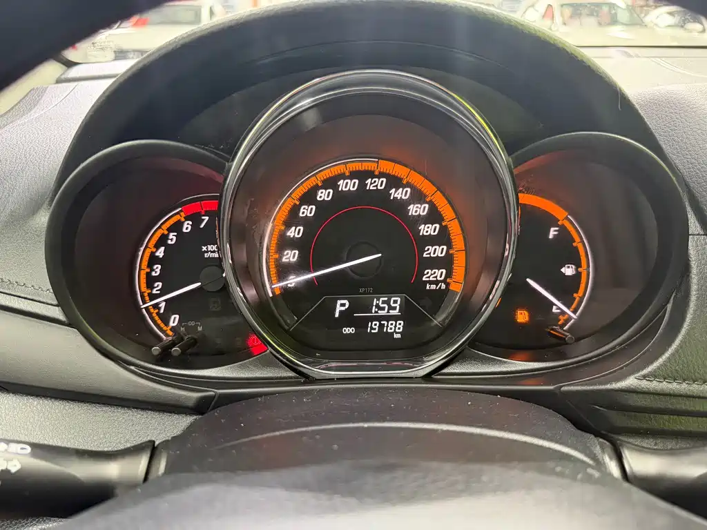 Toyota Yaris L — фото 14