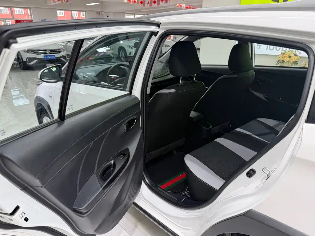 Toyota Yaris L — фото 17