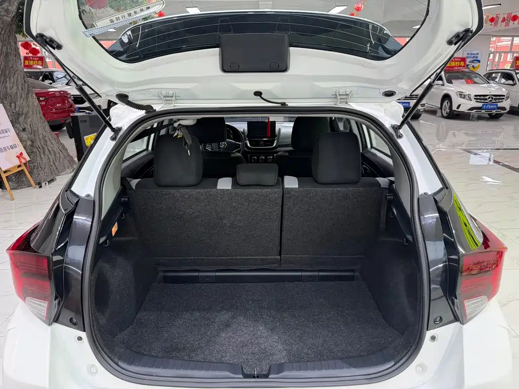 Toyota Yaris L — фото 20