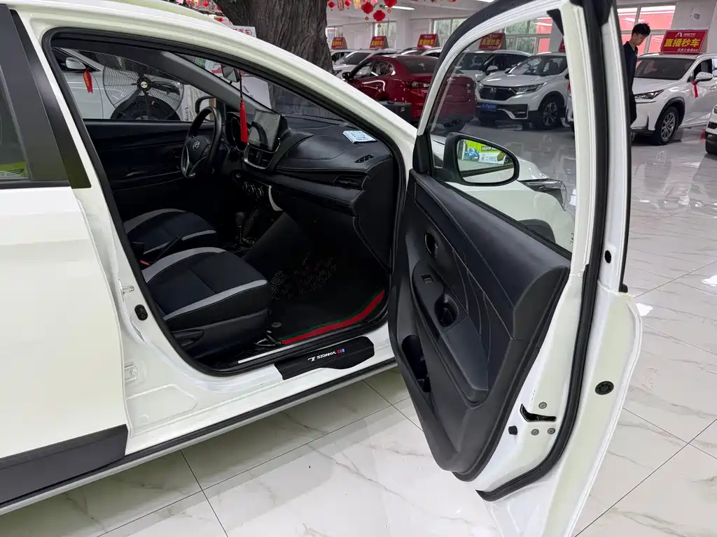 Toyota Yaris L — фото 22