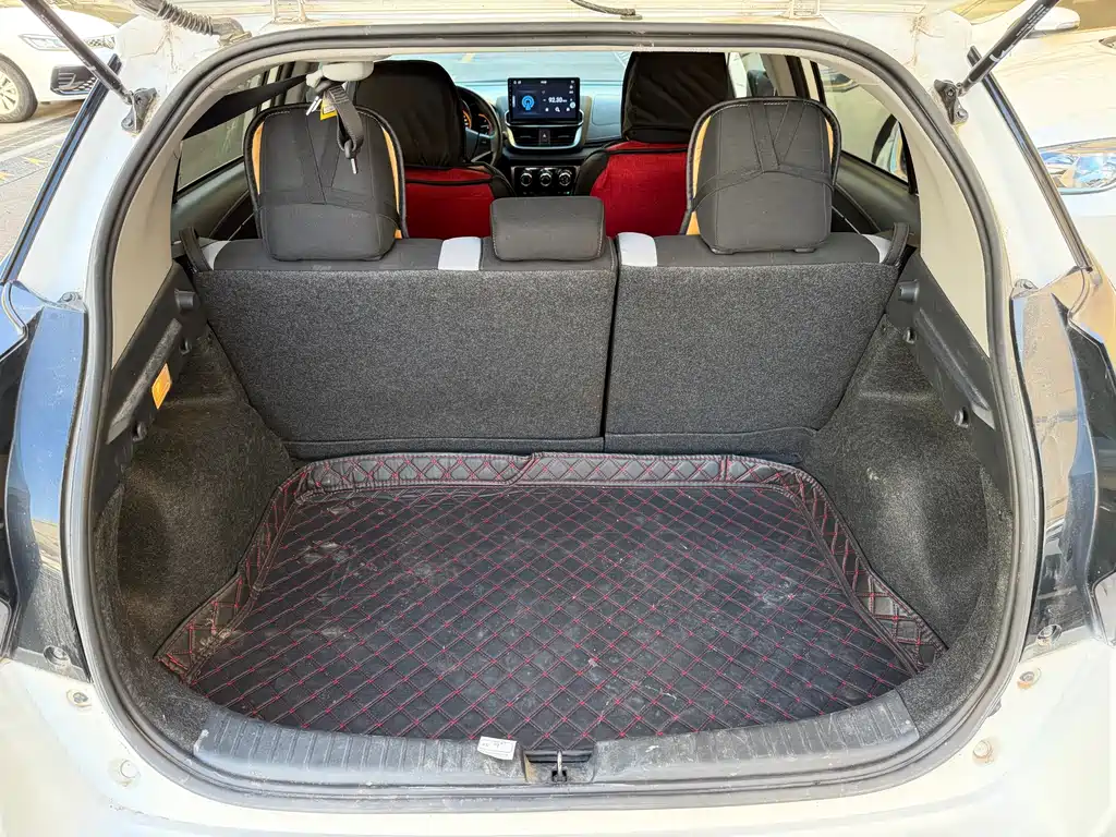 Toyota Yaris L — фото 10