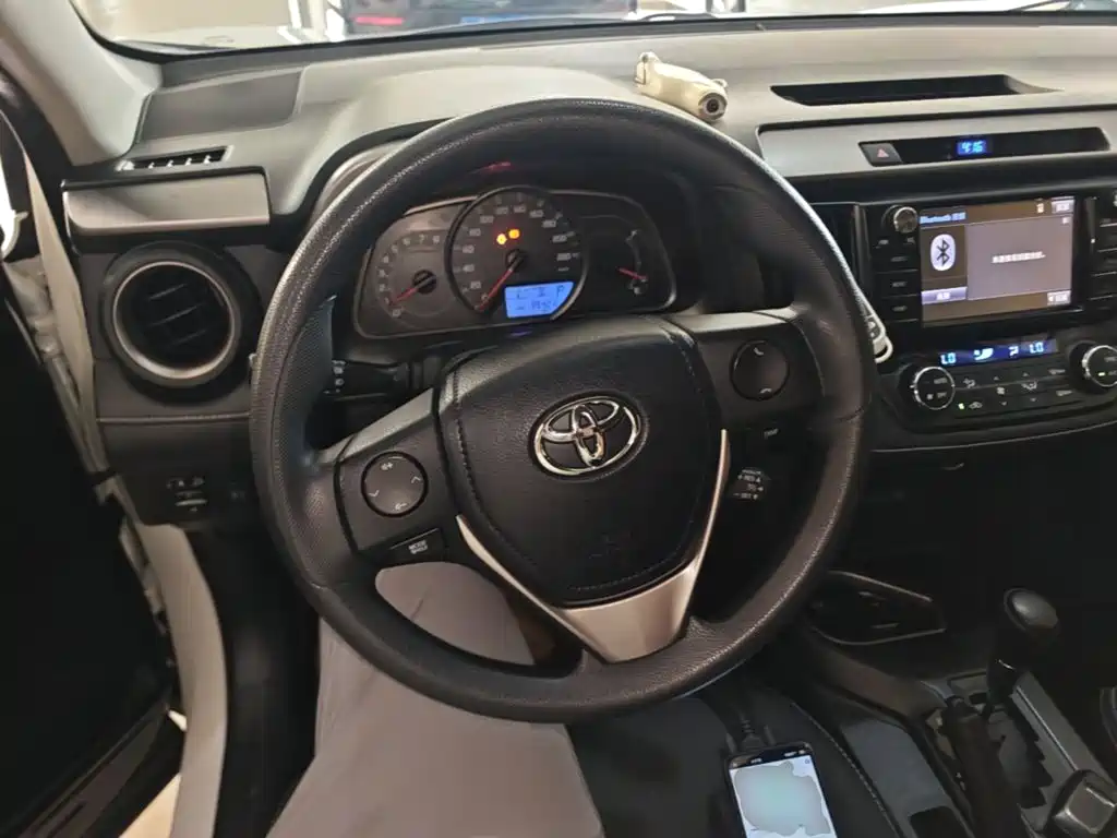 Toyota RAV4 — фото 11
