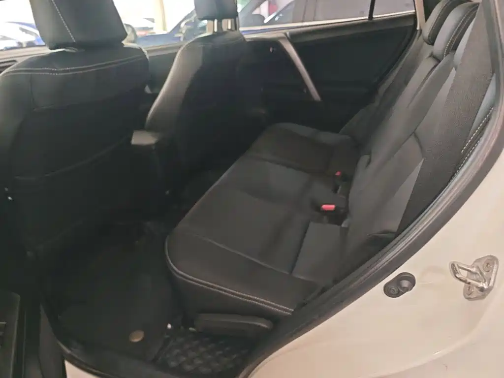 Toyota RAV4 — фото 17