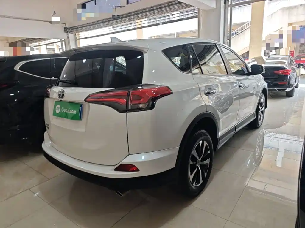 Toyota RAV4 — фото 7