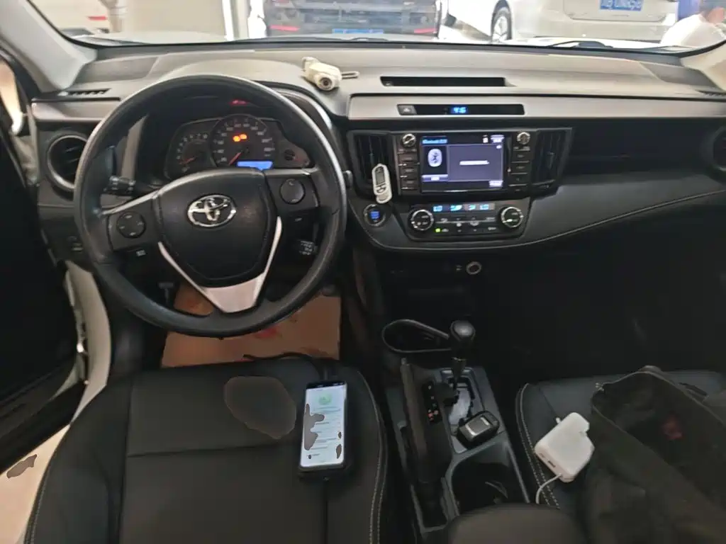 Toyota RAV4 — фото 10
