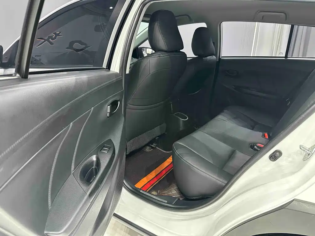 Toyota Yaris L — фото 13