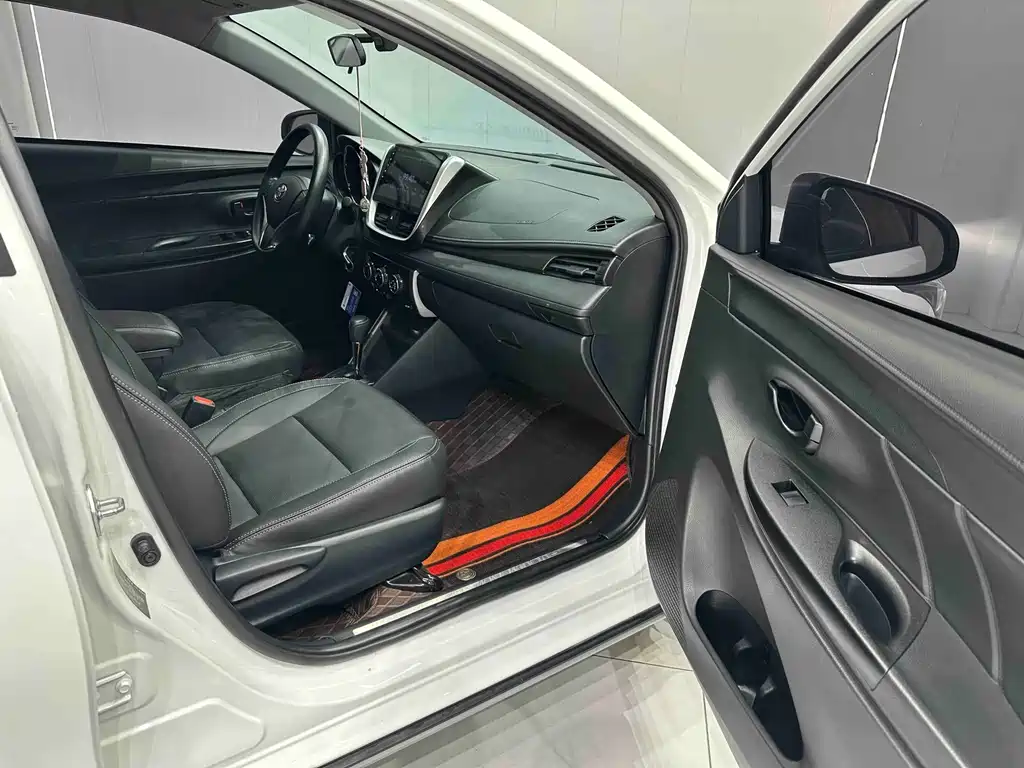 Toyota Yaris L — фото 17