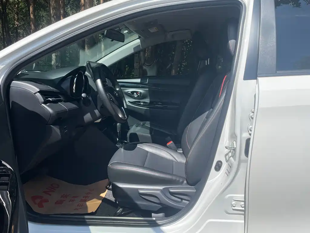 Toyota Yaris L — фото 10