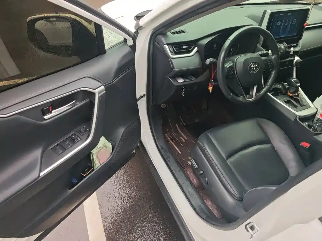 Toyota RAV4 — фото 14