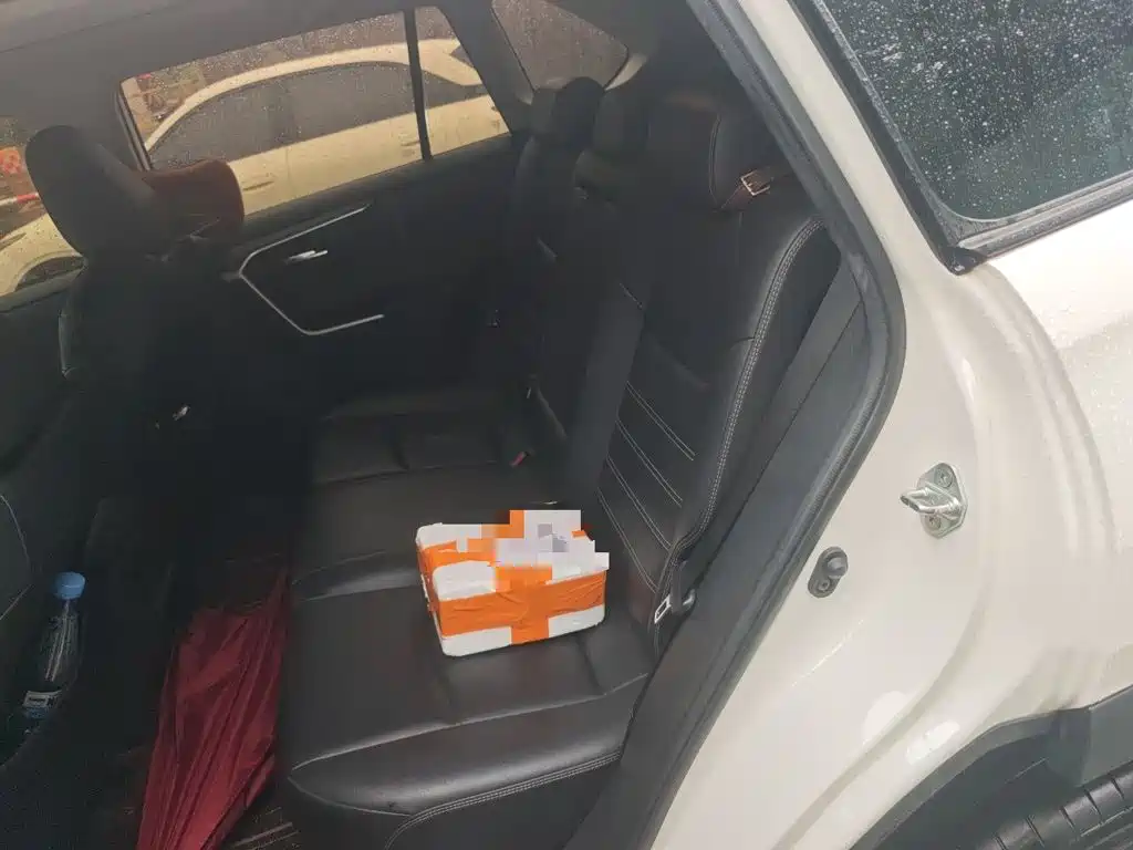 Toyota RAV4 — фото 15