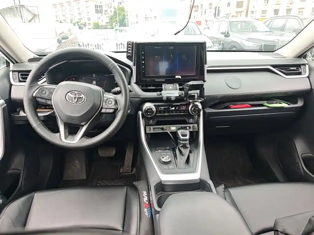 Toyota RAV4 — фото 13