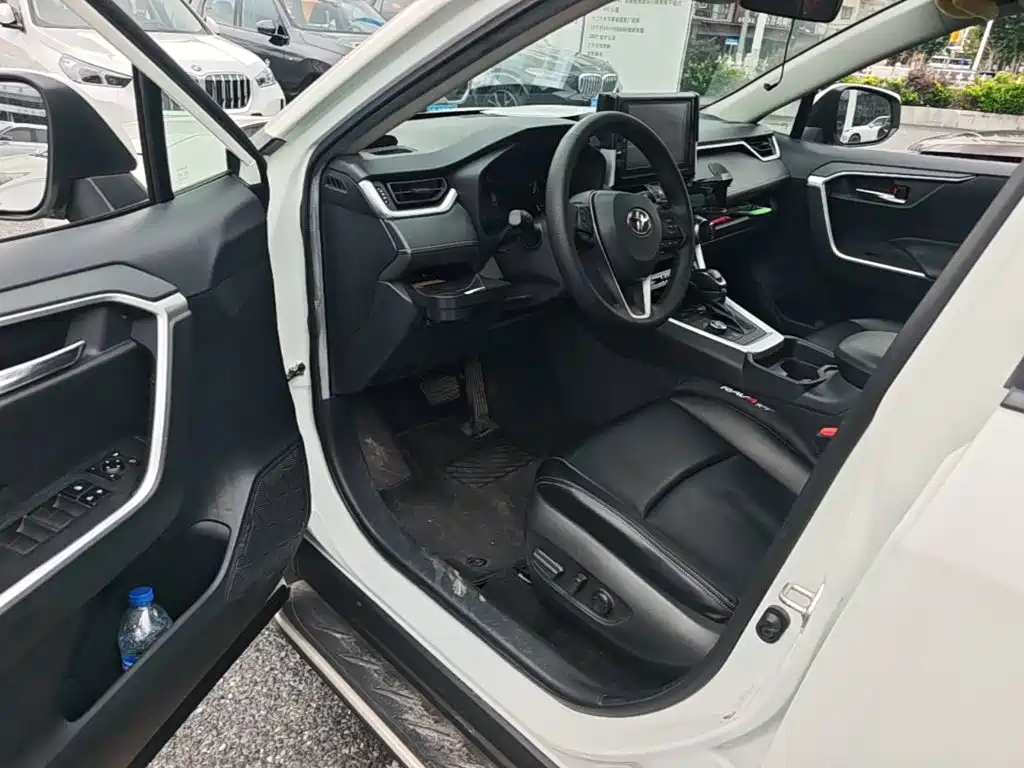 Toyota RAV4 — фото 14