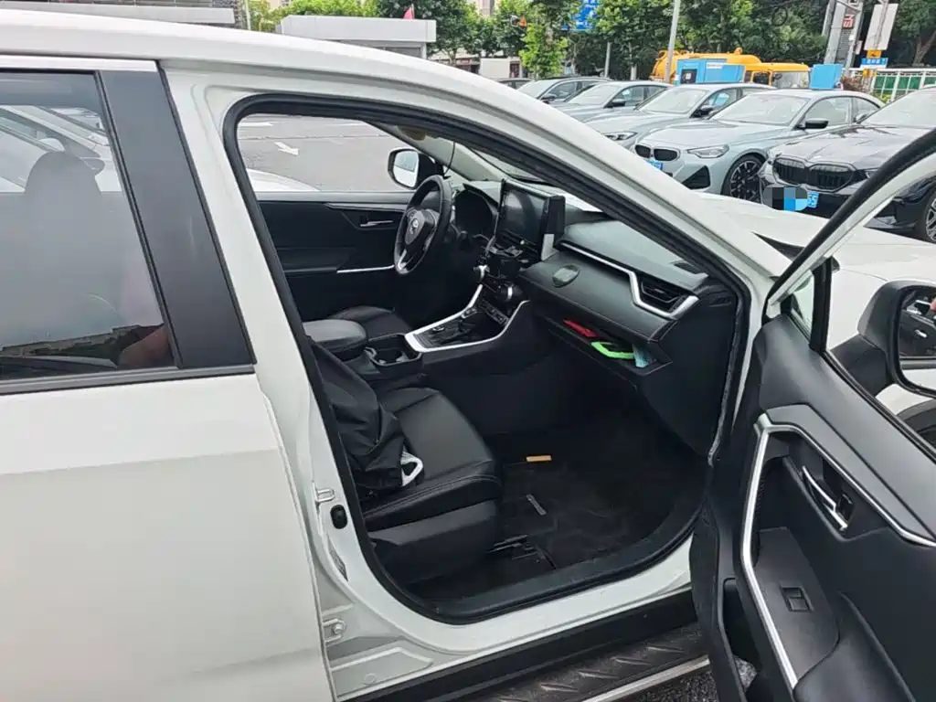Toyota RAV4 — фото 20