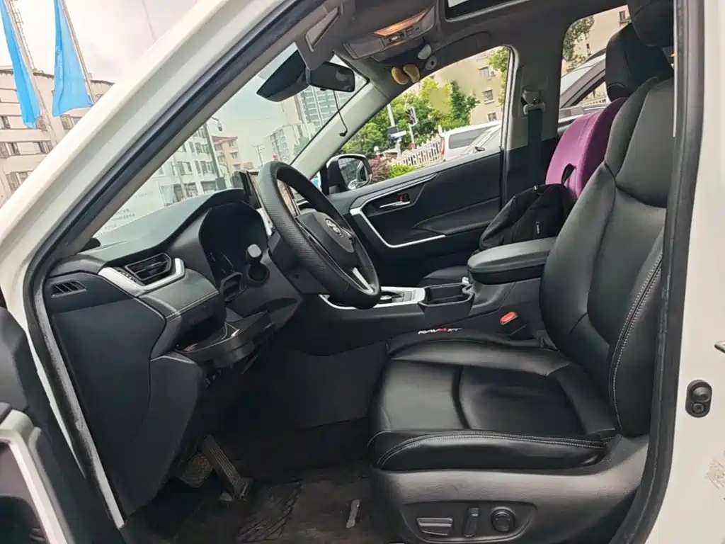 Toyota RAV4 — фото 8