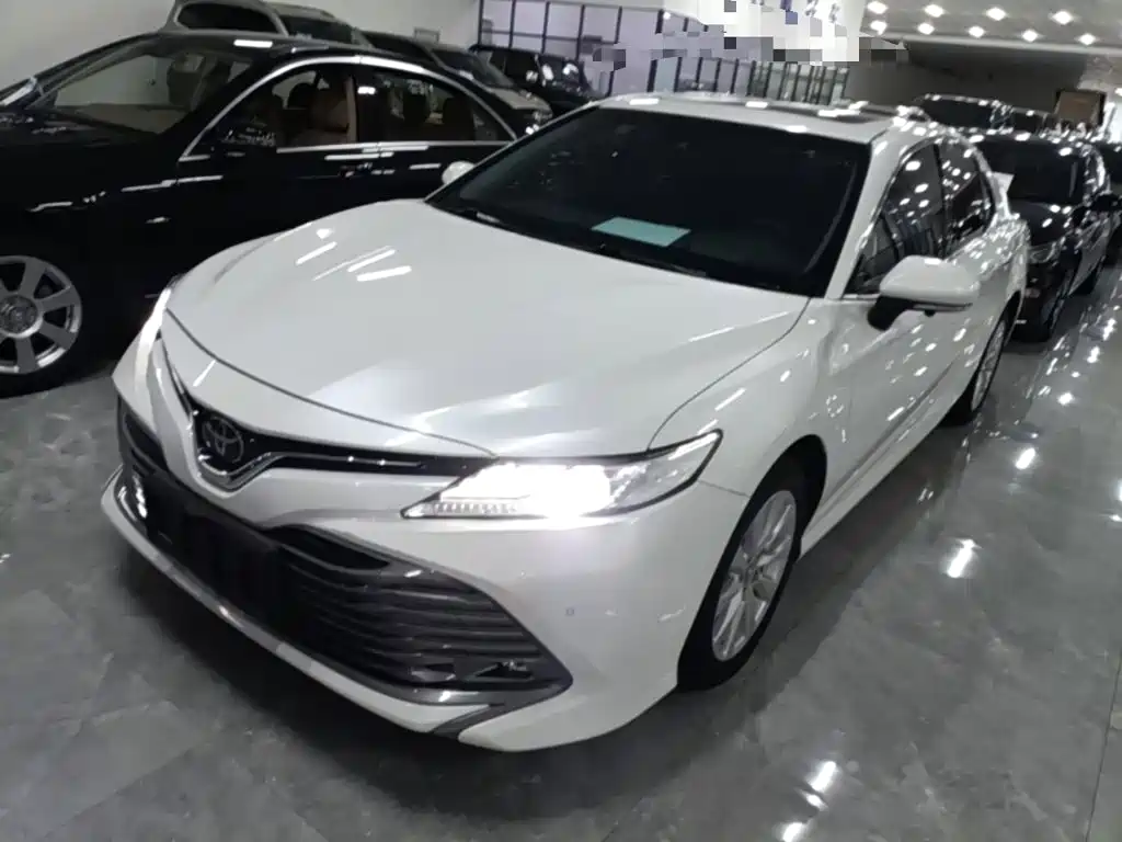Toyota Camry — фото 2