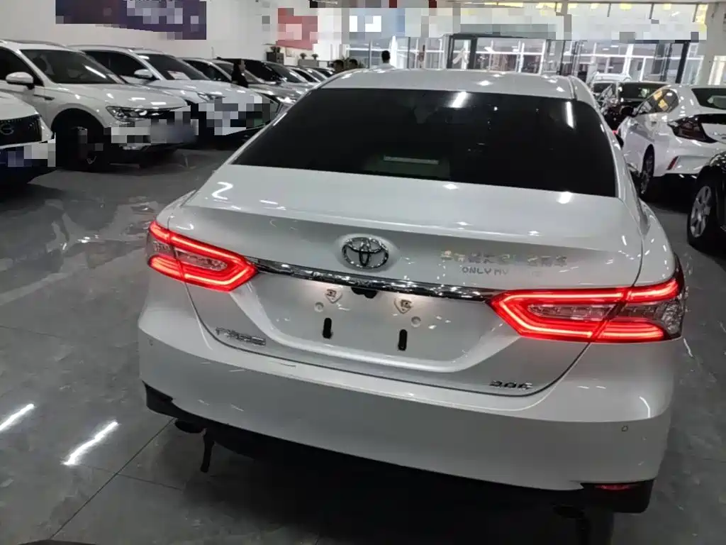 Toyota Camry — фото 6