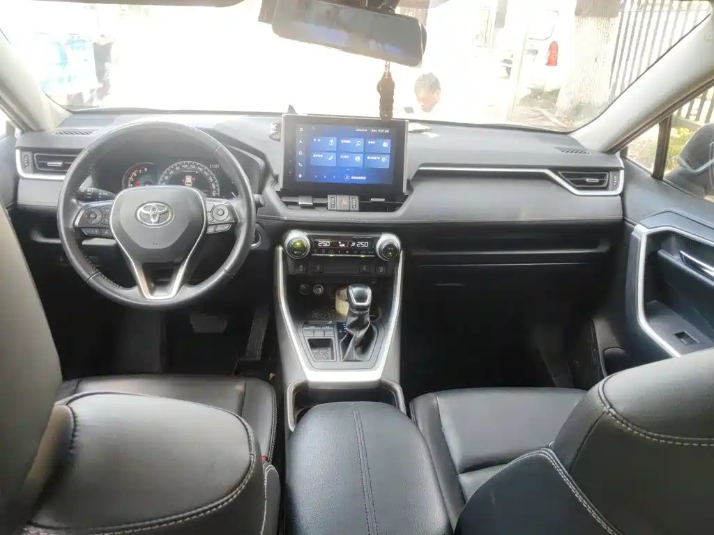 Toyota RAV4 — фото 13