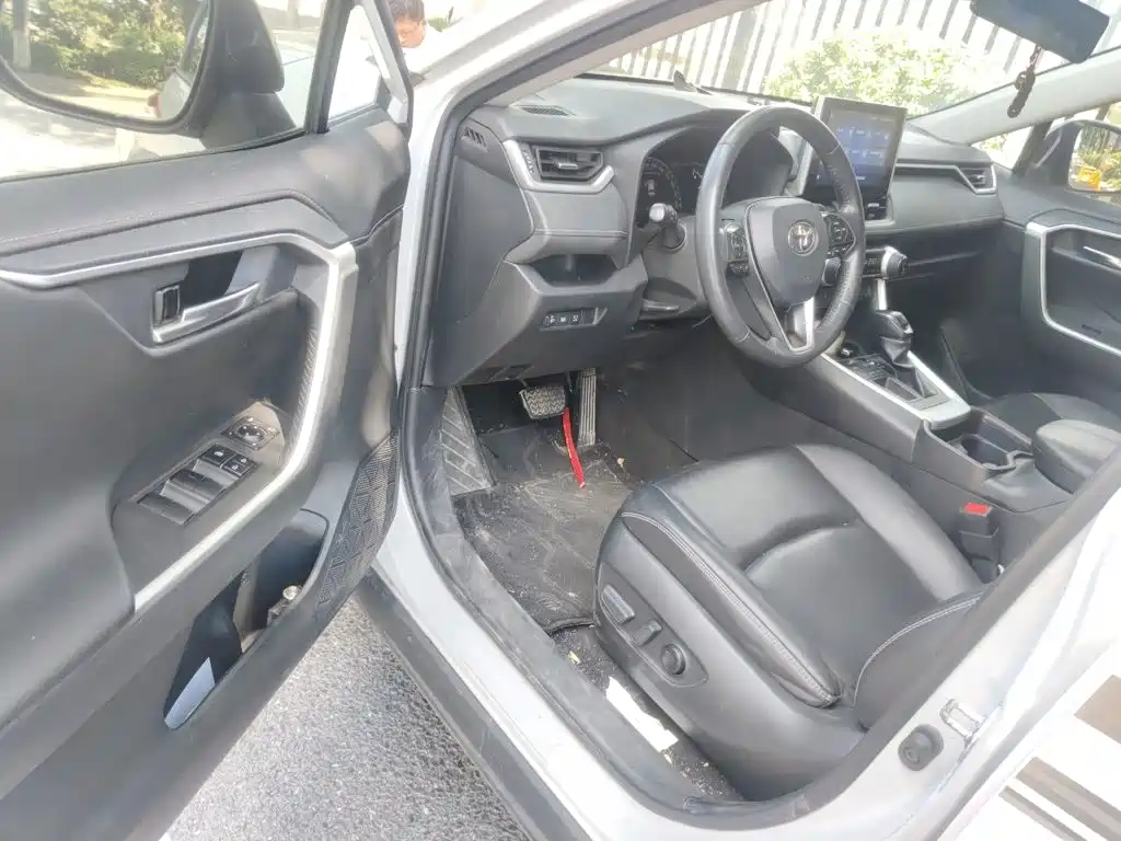 Toyota RAV4 — фото 14
