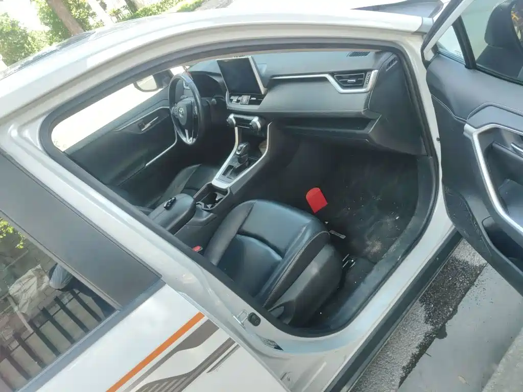 Toyota RAV4 — фото 20