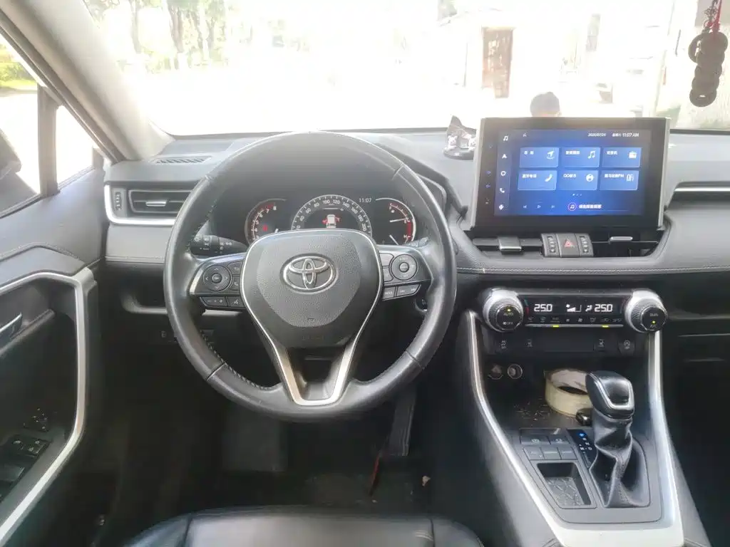 Toyota RAV4 — фото 3