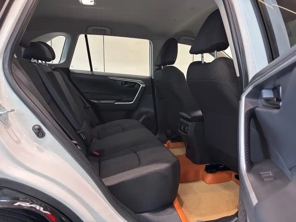 Toyota RAV4 — фото 11
