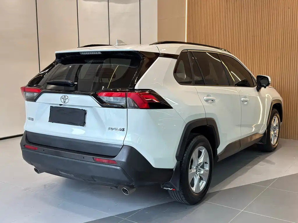 Toyota RAV4 — фото 17