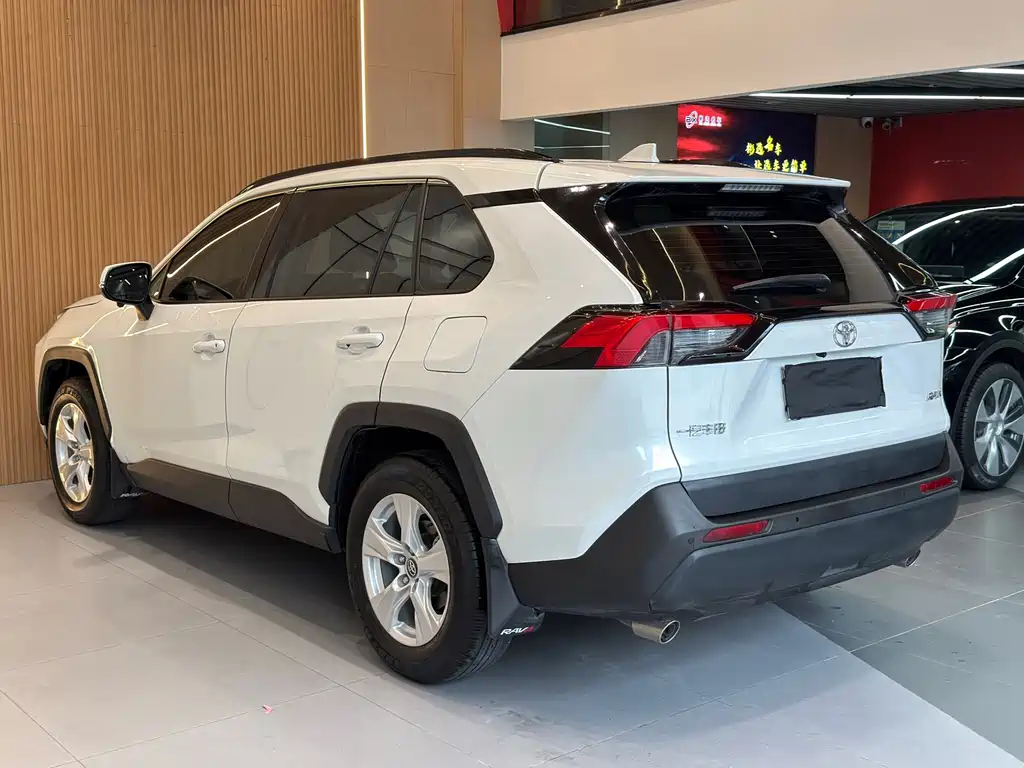 Toyota RAV4 — фото 18