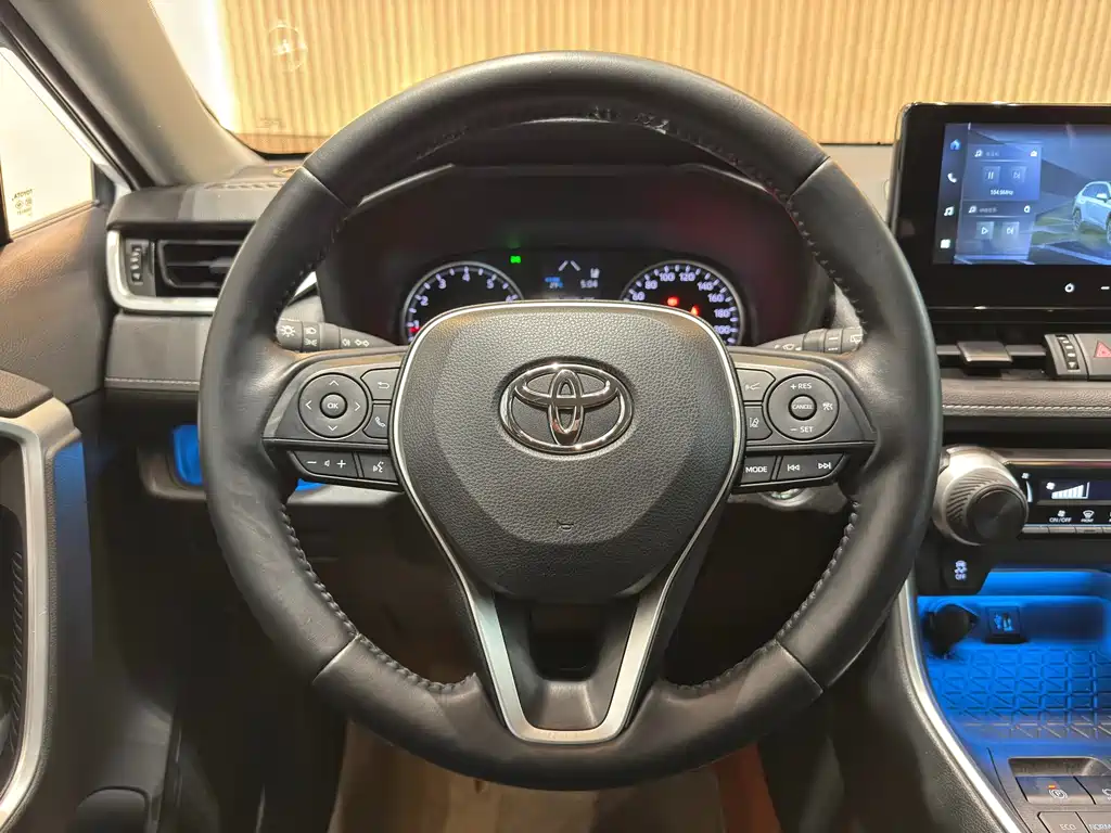 Toyota RAV4 — фото 8