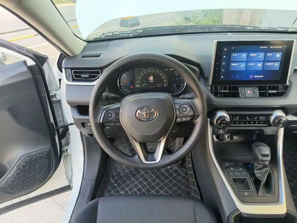 Toyota RAV4 — фото 11